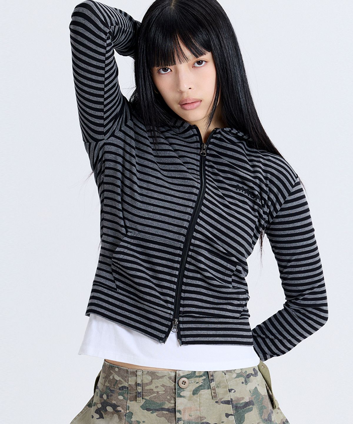 마크니(MACNI) ODD STRIPE ZIP UP HOODIE CHARCOAL