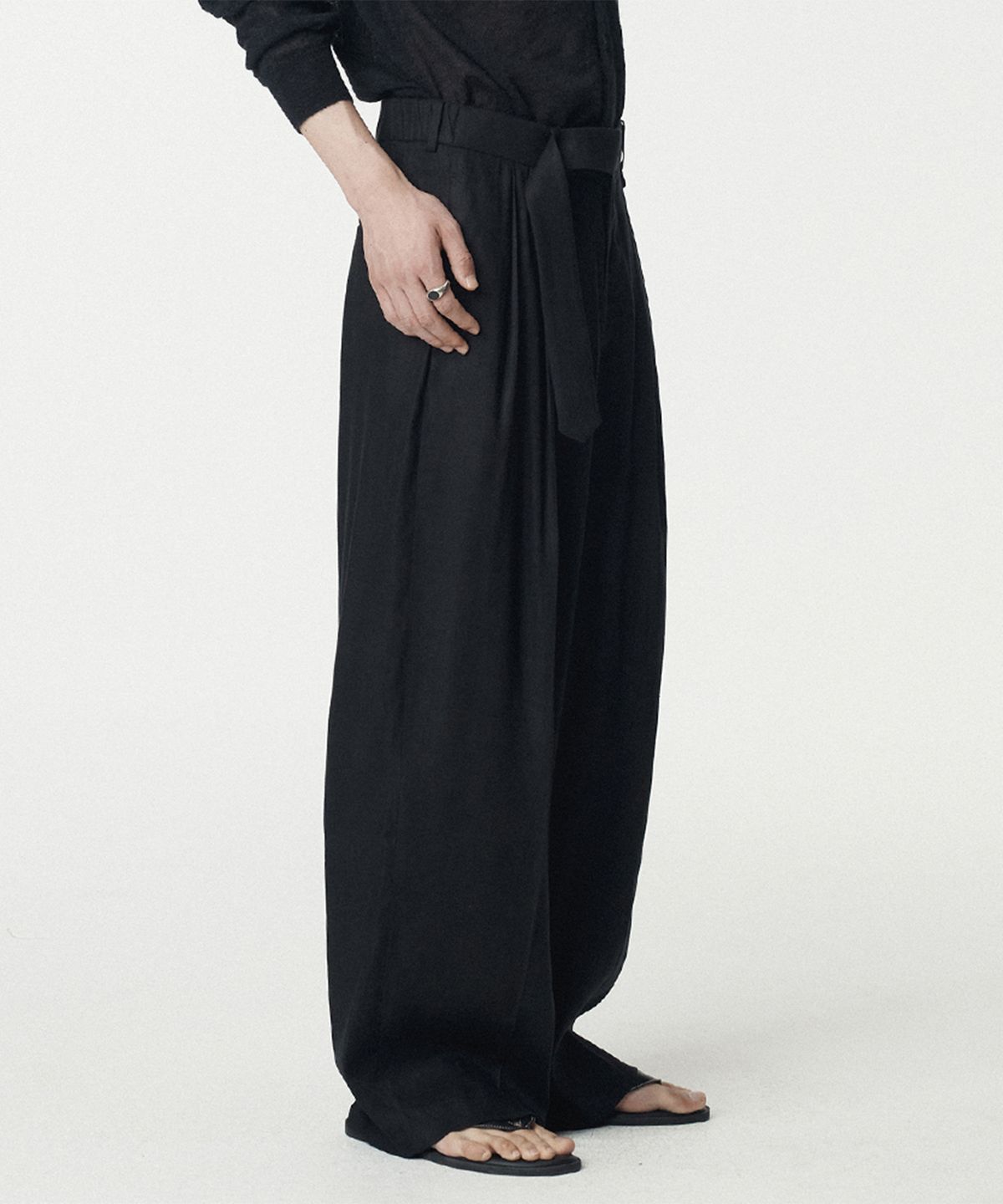 우마뭉(UMARMUNG) Elastic Linen Belted Pants_Black