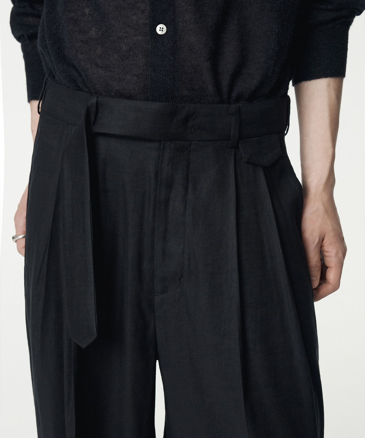 우마뭉(UMARMUNG) Elastic Linen Belted Pants_Black