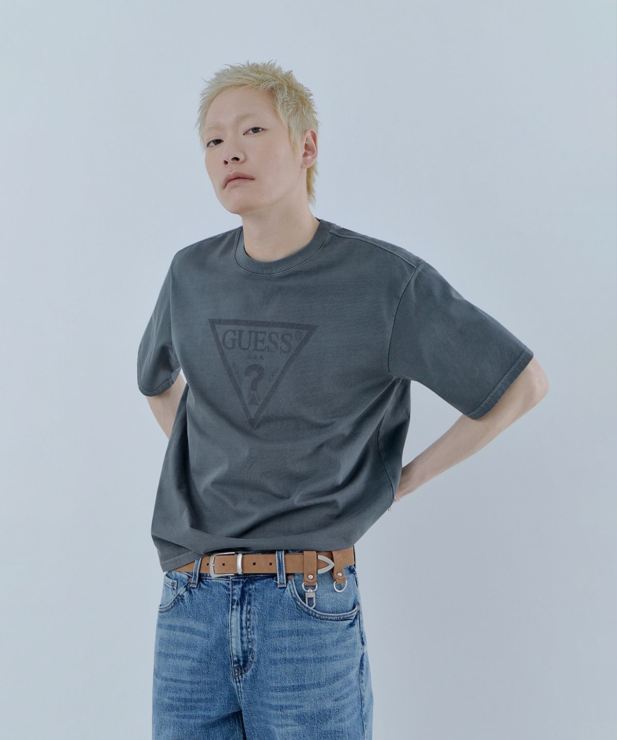 게스(GUESS) [CORE] 4color 유니 피그먼트 삼각프린트 반팔티셔츠 MQ2K9420