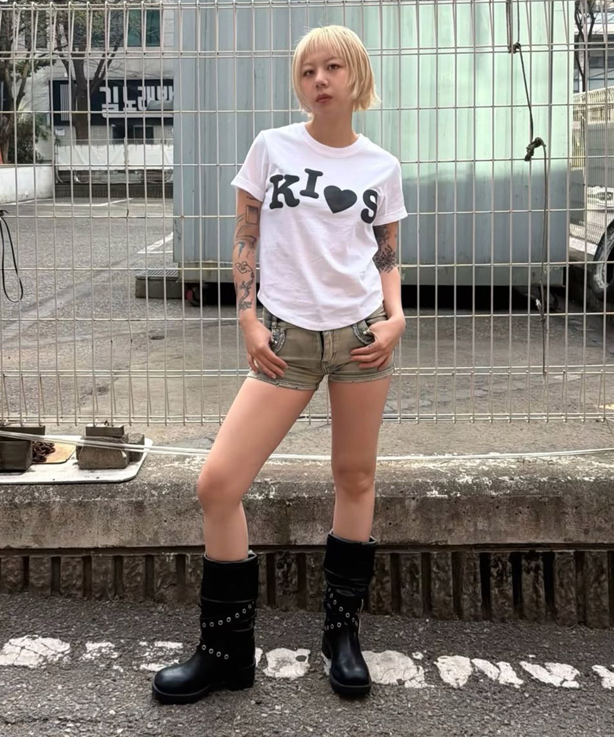 킴스 프레시 코튼 마켓(KIMS FRESH COTTON MARKET) 범피 키스 로고 티셔츠 화이트