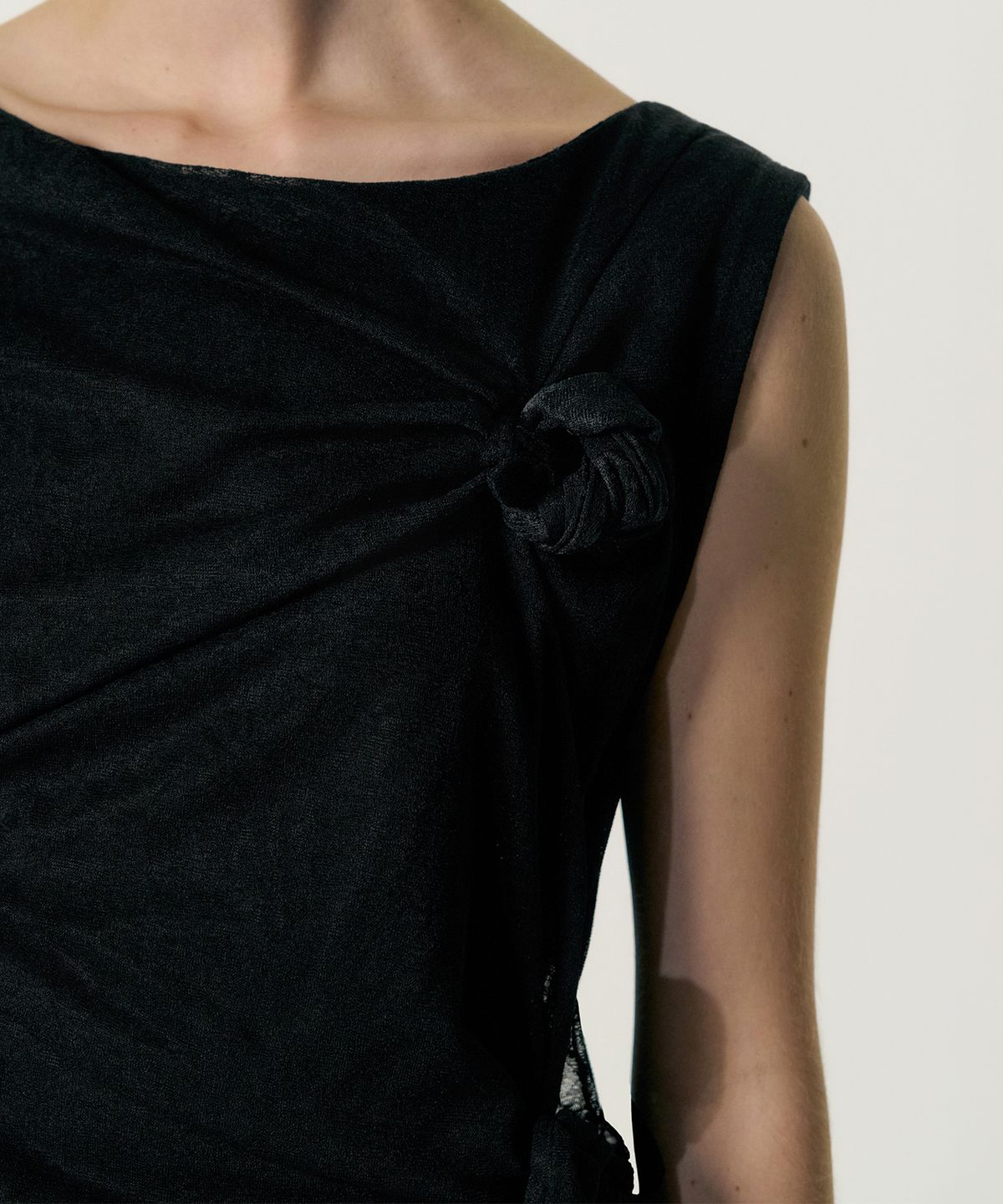 킴지수(KIMZISU) Multi-Knot Lace Jersey Top_BLACK