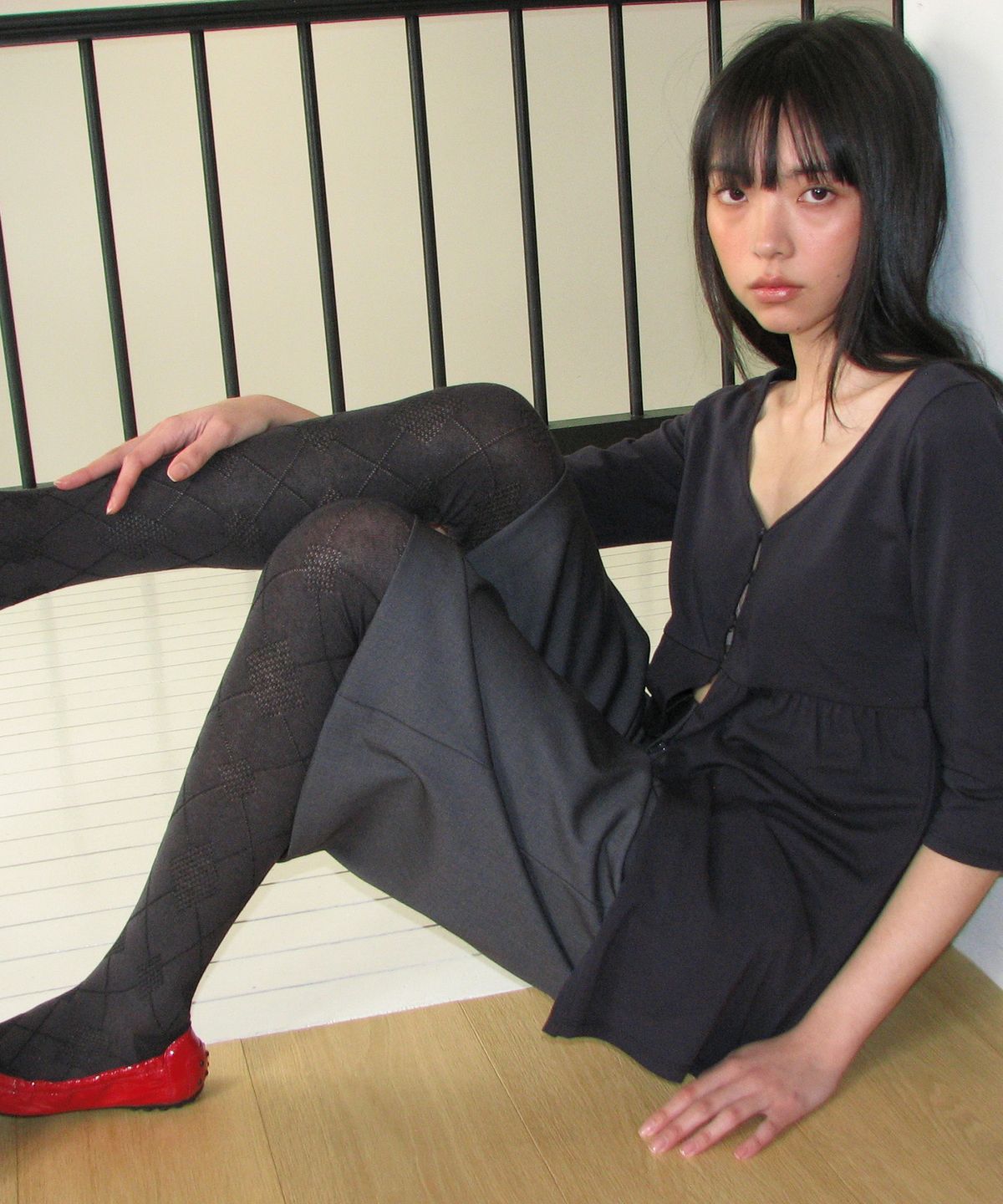 니히(NIEEH) low rise flare pants Charcoal)