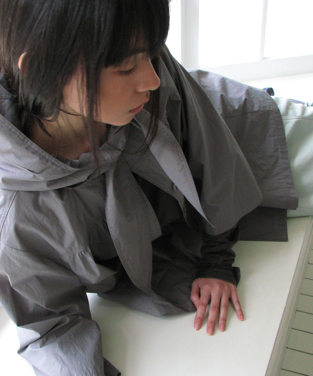 니히(NIEEH) yoke shirring trench coat (Dark gray)