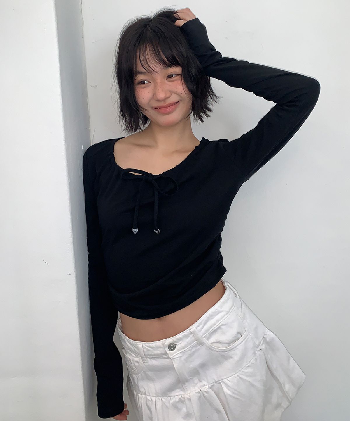 론론(RONRON) NECK SHIRRING TIE LONG SLEEVE BLACK