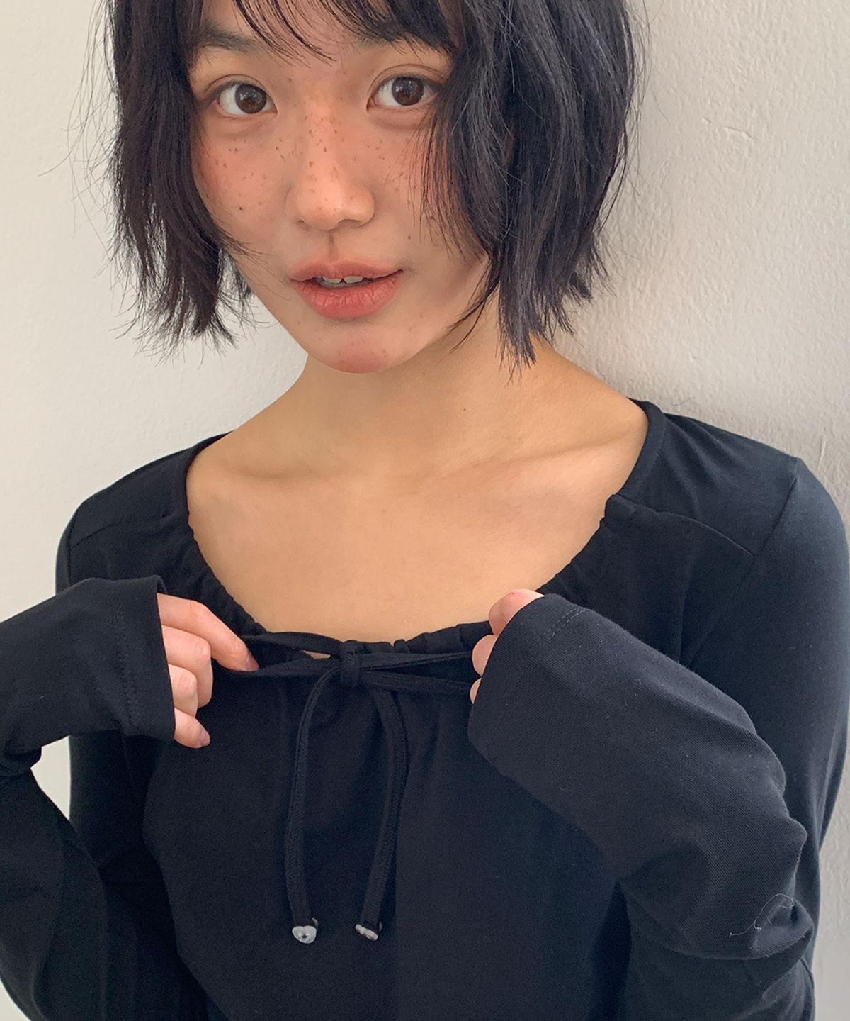 론론(RONRON) NECK SHIRRING TIE LONG SLEEVE BLACK