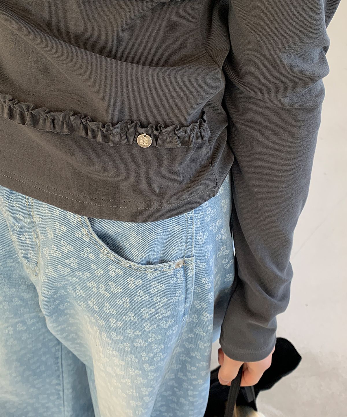 론론(RONRON) FRILL LAYERED LONG SLEEVE T SHIRT CHARCOAL