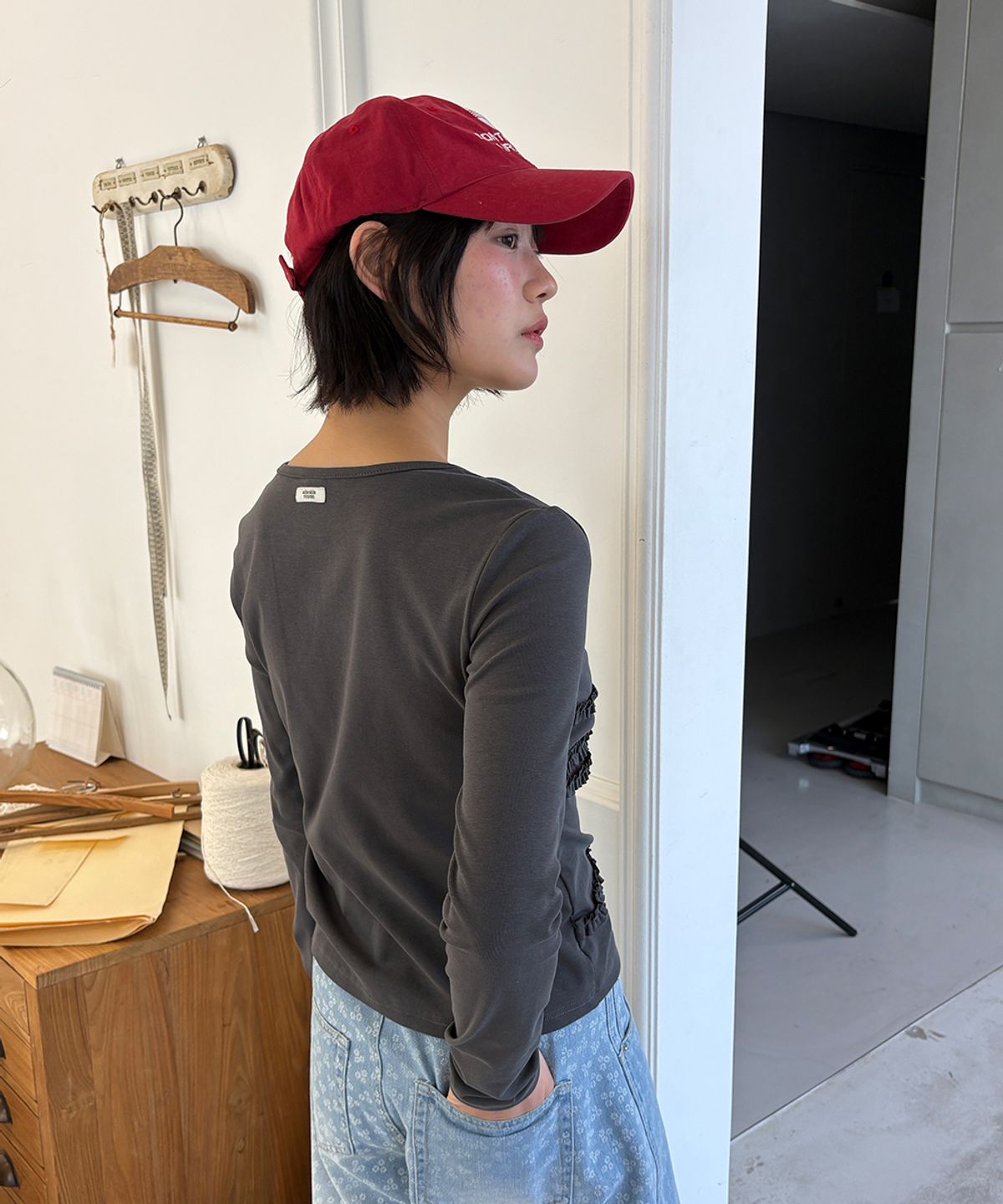 론론(RONRON) FRILL LAYERED LONG SLEEVE T SHIRT CHARCOAL