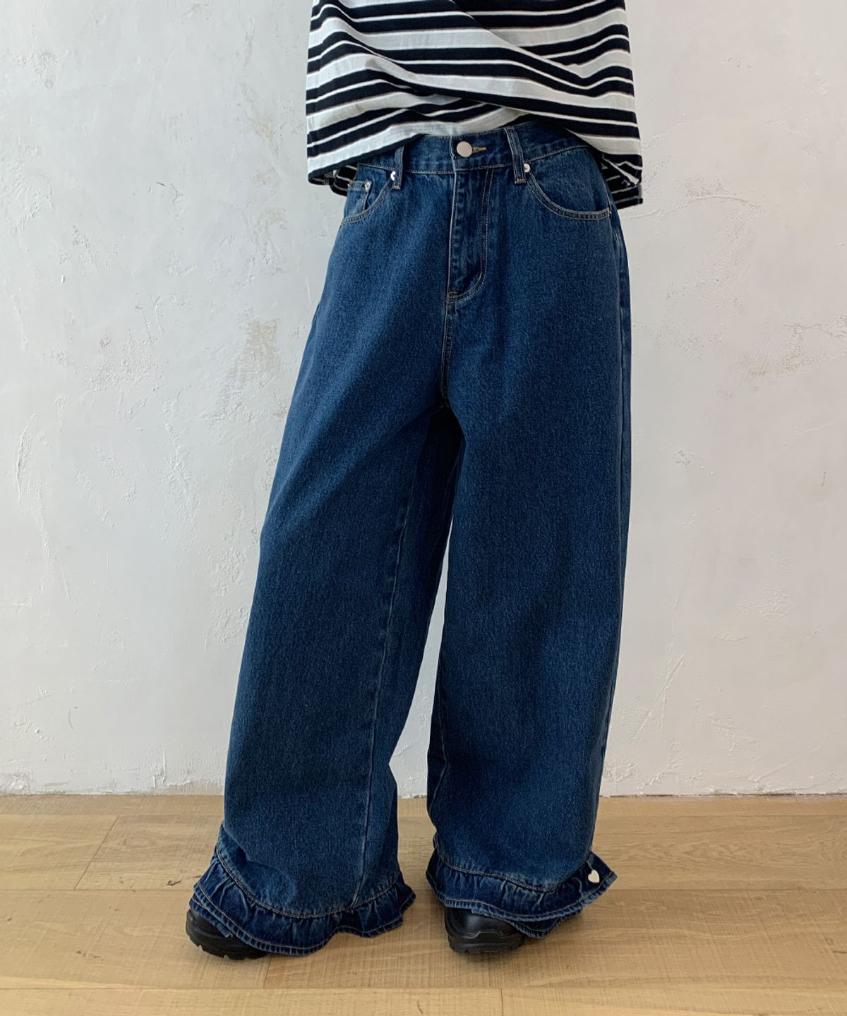 론론(RONRON) FRILL HEM WIDE DENIM PANTS MEDIUM BLUE