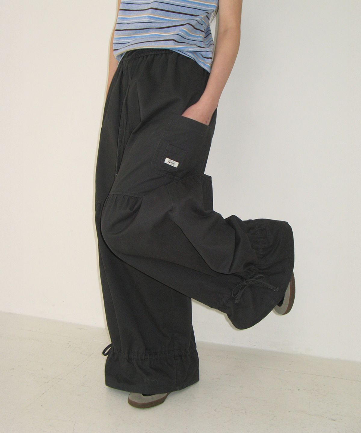 론론(RONRON) STRING FRILL SHIRRING WIDE PANTS NAVY
