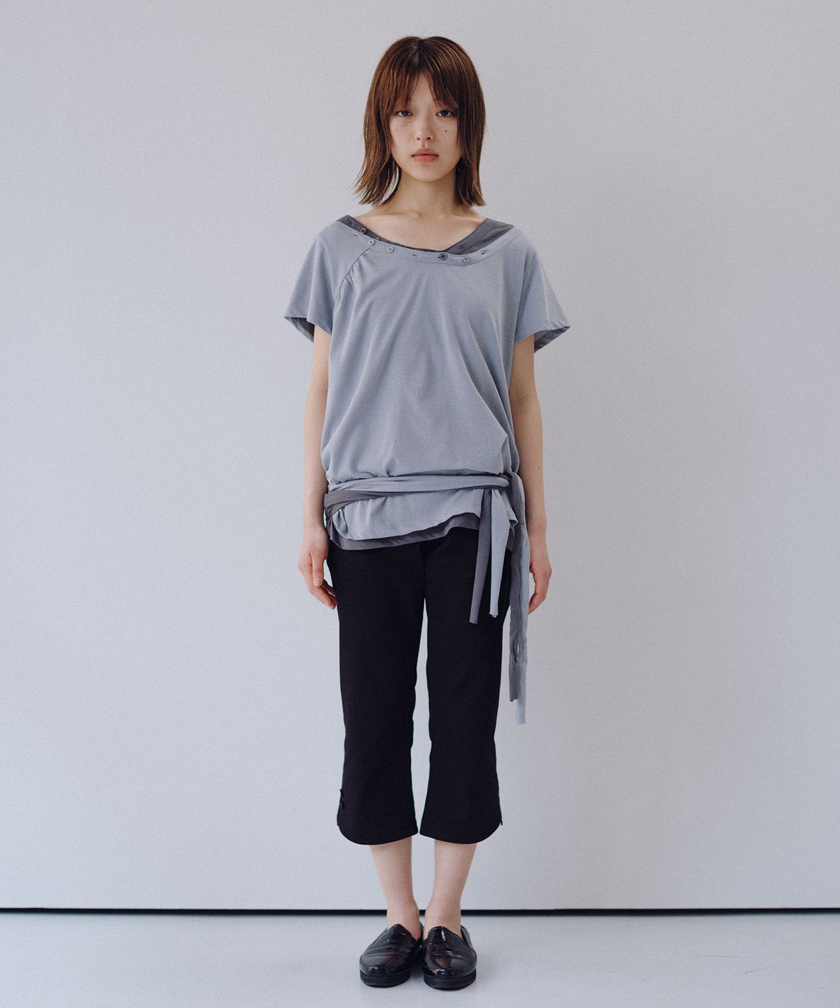 오헤시오(OHESHIO) SLIM TWO-BUTTON CAPRI PANTS, BLACK