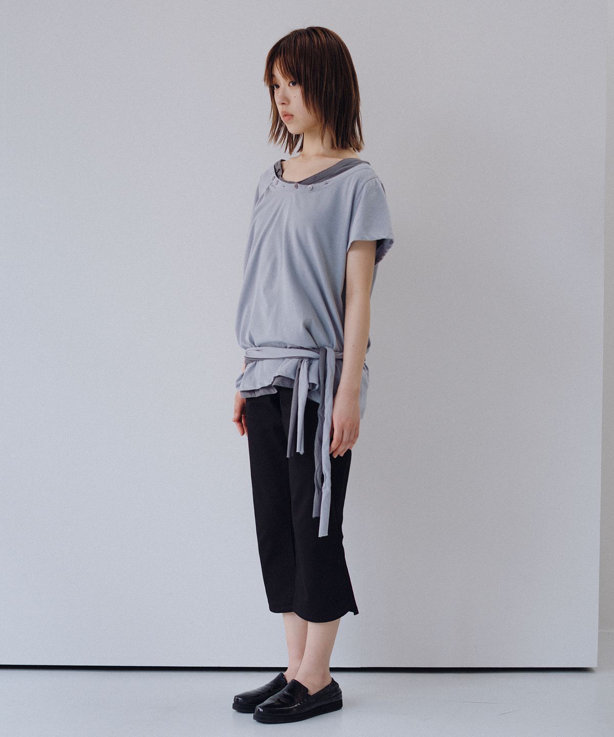 오헤시오(OHESHIO) SLIM TWO-BUTTON CAPRI PANTS, BLACK