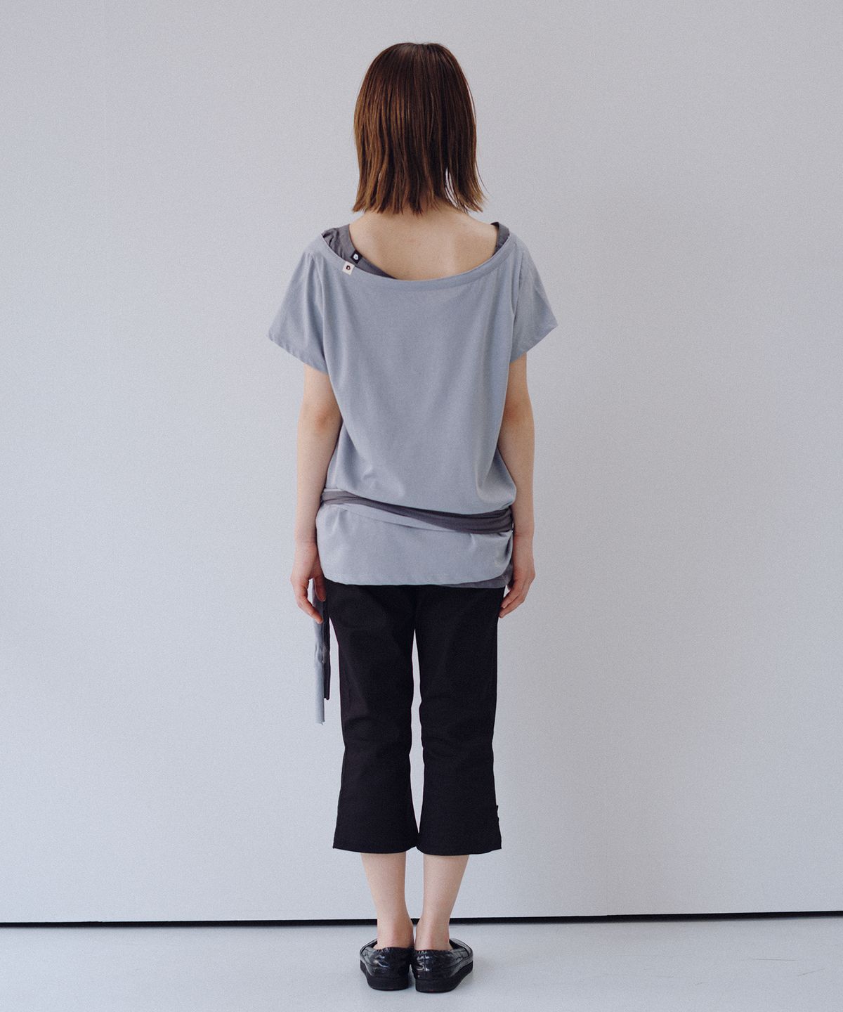 오헤시오(OHESHIO) SLIM TWO-BUTTON CAPRI PANTS, BLACK