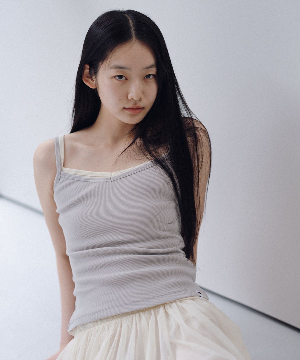 오헤시오(OHESHIO) BASIC RIBBED V-NECK SLEEVELESS, CREAM