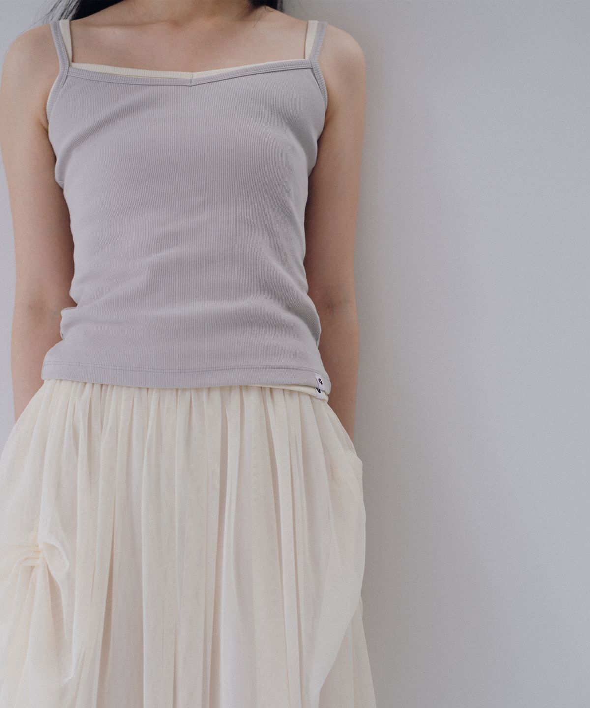오헤시오(OHESHIO) BASIC RIBBED V-NECK SLEEVELESS, CREAM