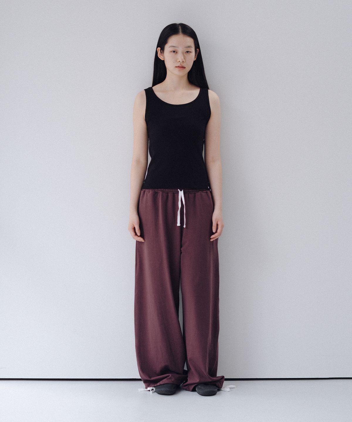 오헤시오(OHESHIO) BASIC U-NECK SLEEVELESS, BLACK