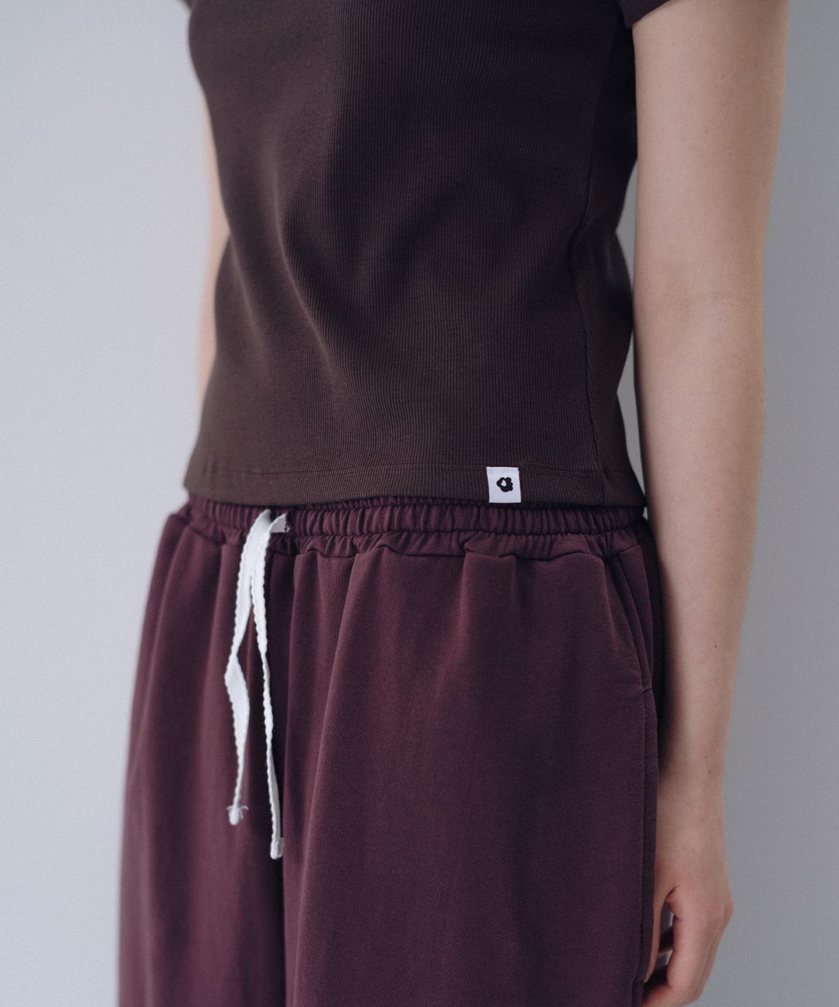 오헤시오(OHESHIO) BASIC SLIM RIBBED T-SHIRT, BROWN