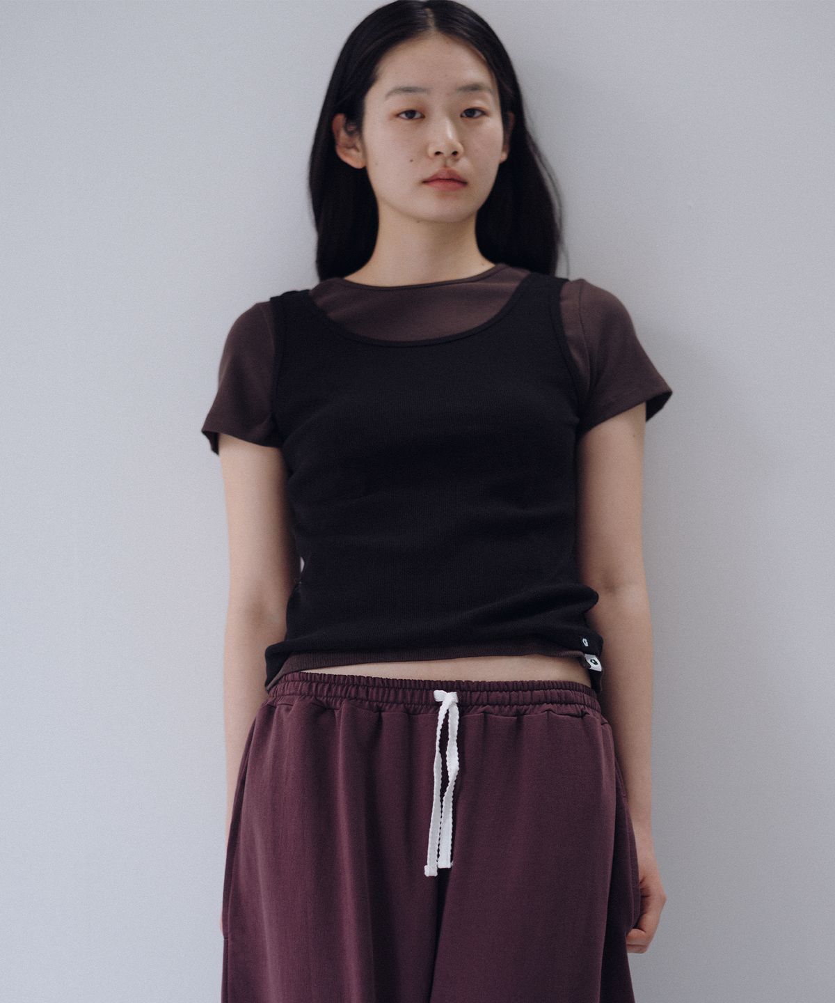 오헤시오(OHESHIO) BASIC SLIM RIBBED T-SHIRT, BROWN