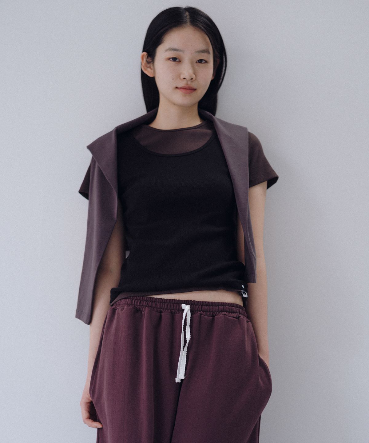 오헤시오(OHESHIO) BASIC SLIM RIBBED T-SHIRT, BROWN