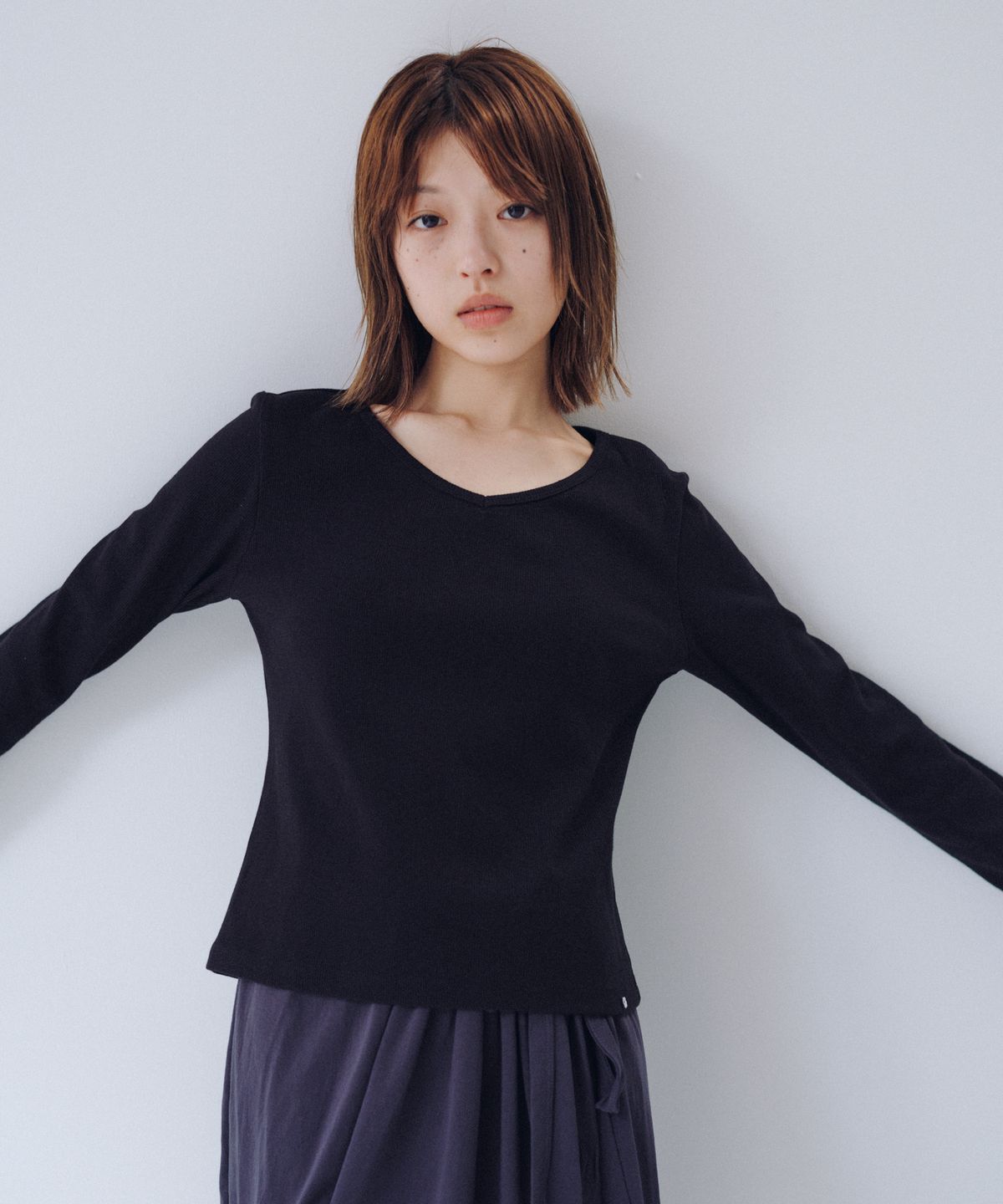 오헤시오(OHESHIO) BASIC RIBBED V-NECK LONG SLEEVE, BLACK
