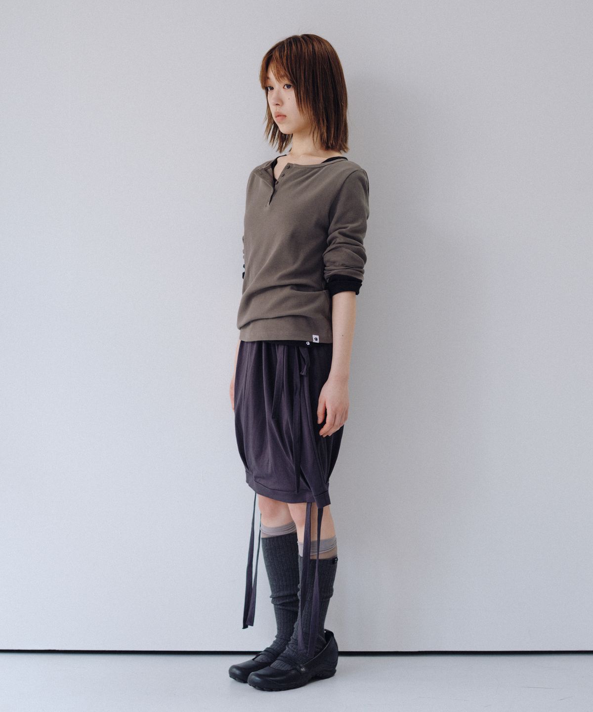 오헤시오(OHESHIO) BASIC RIBBED V-NECK LONG SLEEVE, WHITE