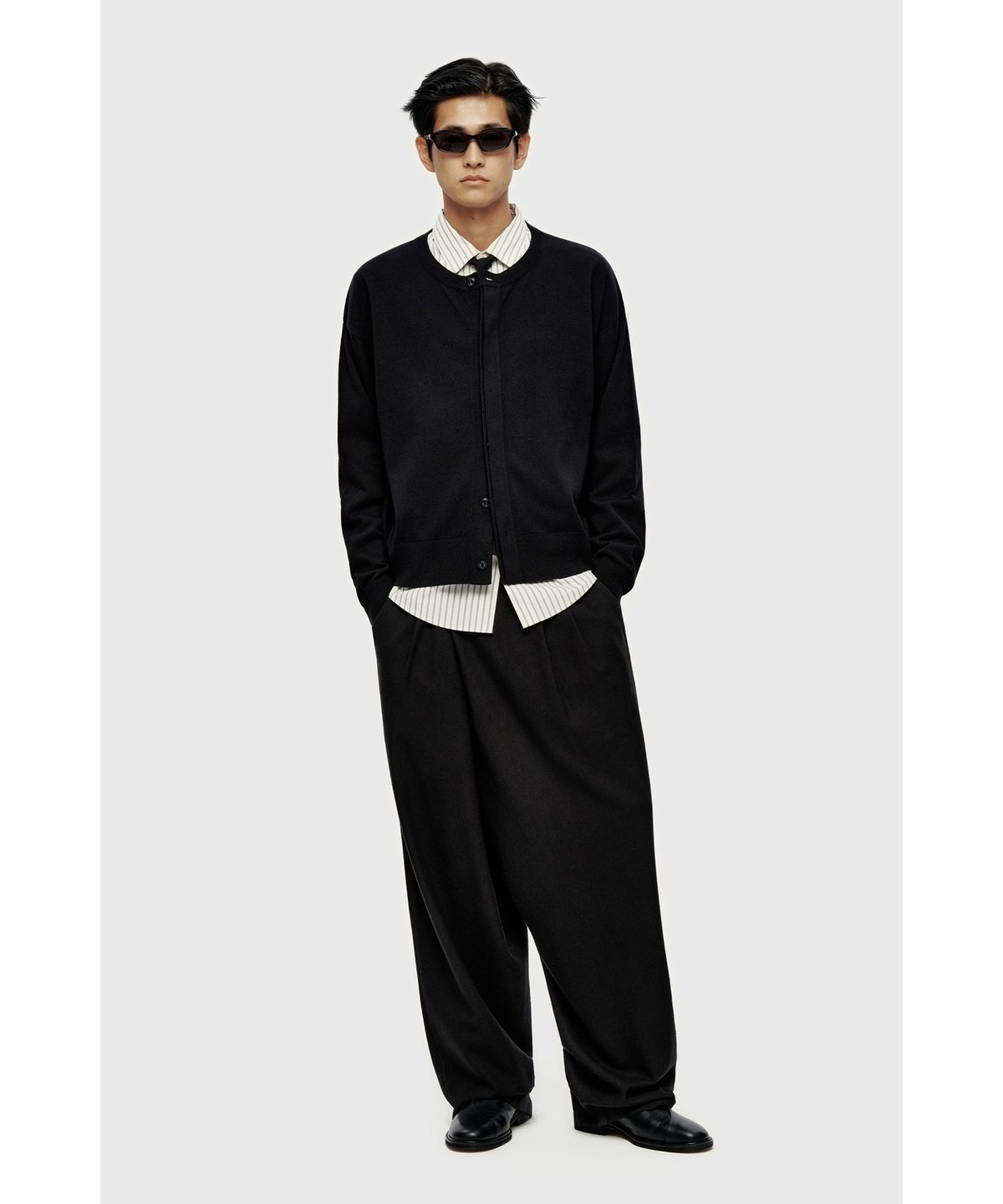 유스(YOUTH) Hidden Button Round Neck Cardigan - Black