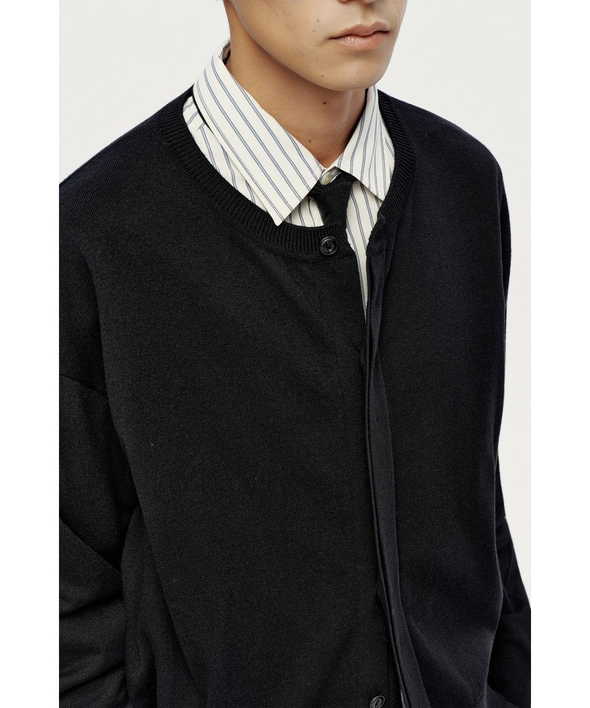 유스(YOUTH) Hidden Button Round Neck Cardigan - Black