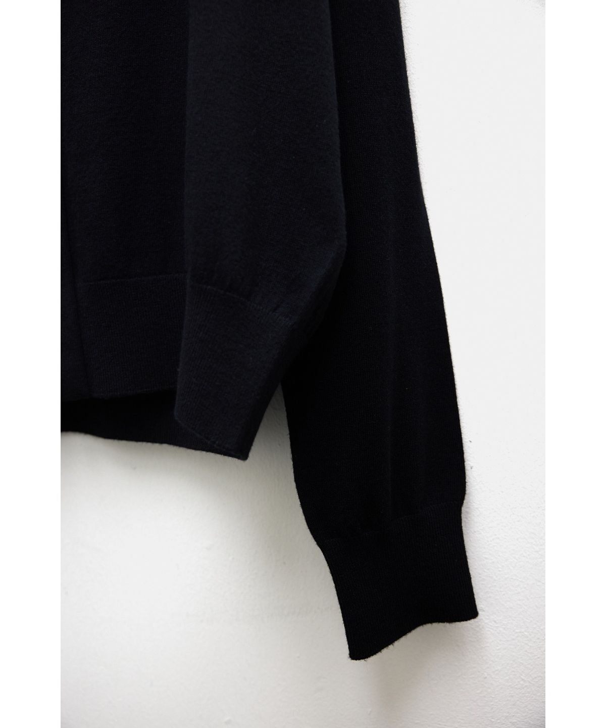 유스(YOUTH) Hidden Button Round Neck Cardigan - Black