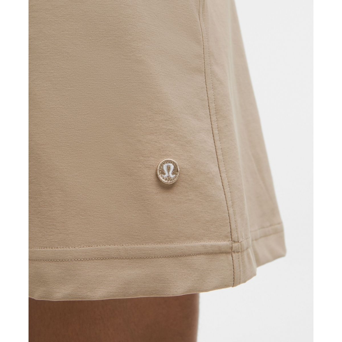룰루레몬(LULULEMON) 스트레치 트윌 프런트 플리트 골프 스커트 *임브로이더드 로고  WKKI