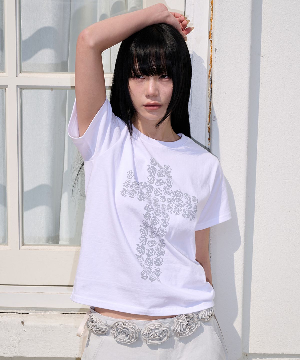 잇자바이브(ITZAVIBE) FLOWER CROSS SLIM T SHIRT - WHITE