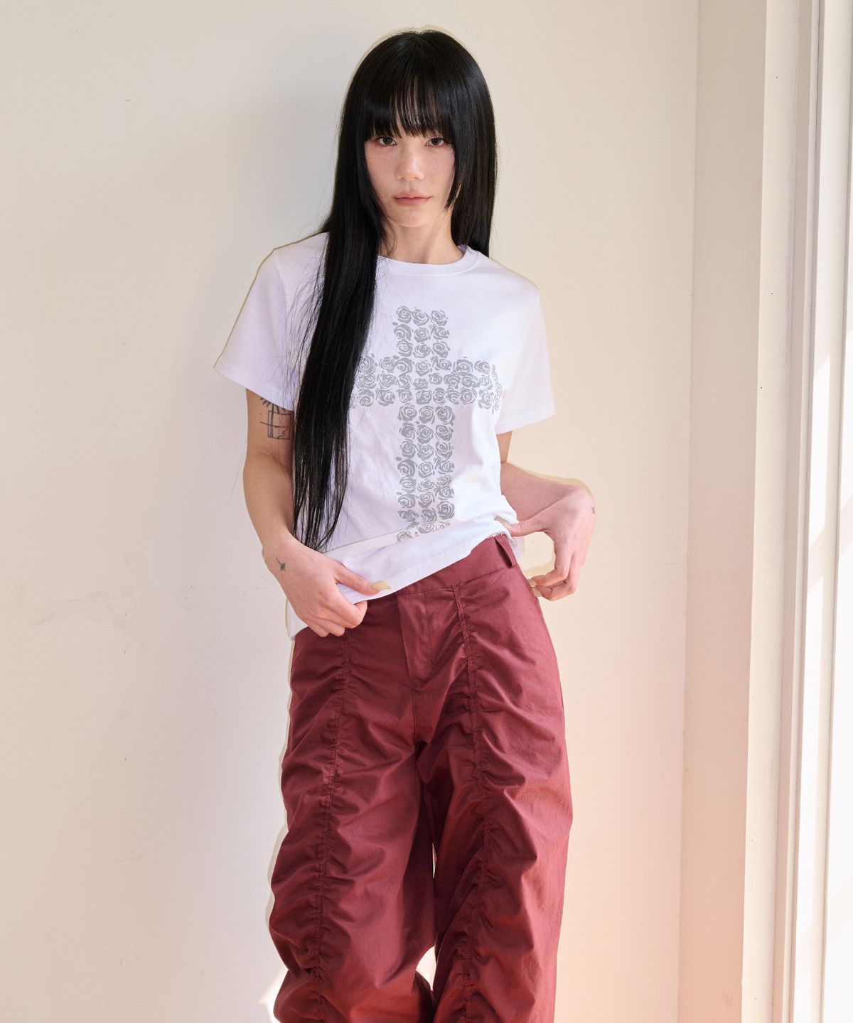 잇자바이브(ITZAVIBE) FLOWER CROSS SLIM T SHIRT - WHITE