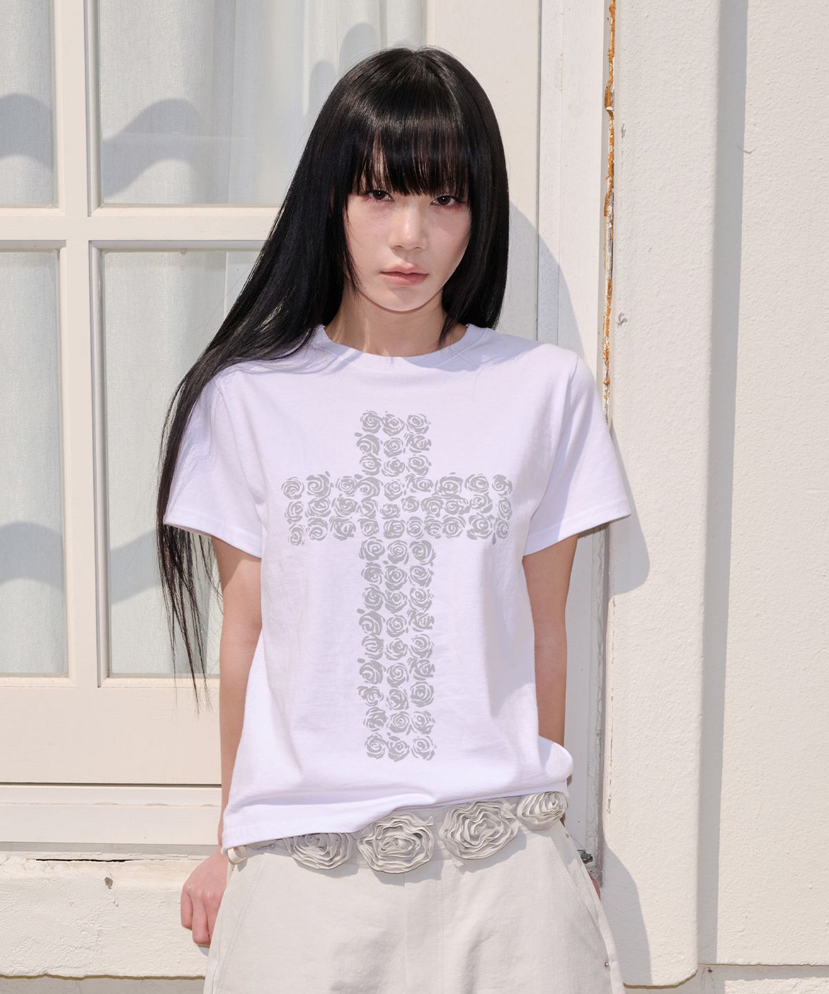 잇자바이브(ITZAVIBE) FLOWER CROSS SLIM T SHIRT - WHITE