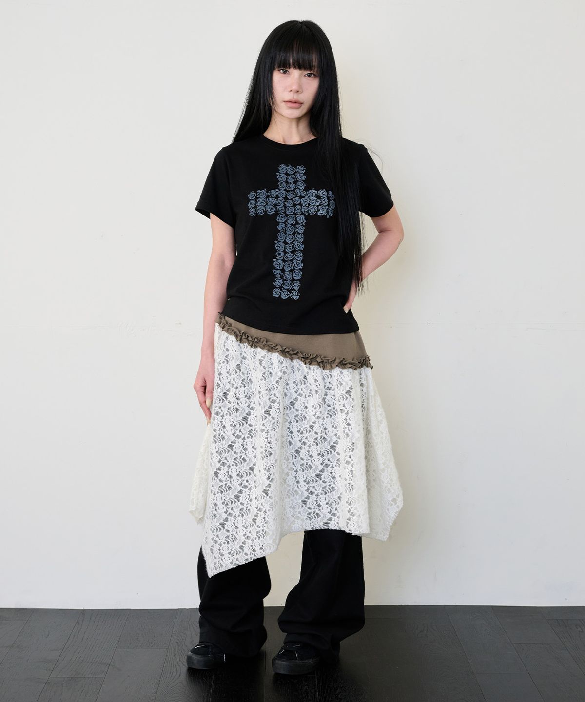 잇자바이브(ITZAVIBE) FLOWER CROSS SLIM T SHIRT - BLACK
