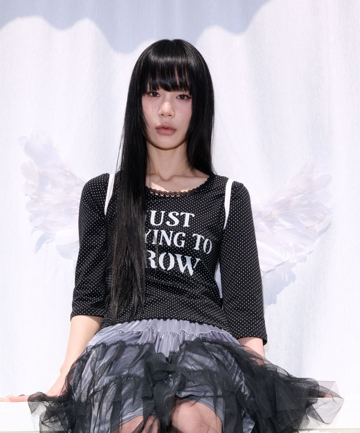 잇자바이브(ITZAVIBE) DOT LACE LETTERING T SHIRT - BLACK