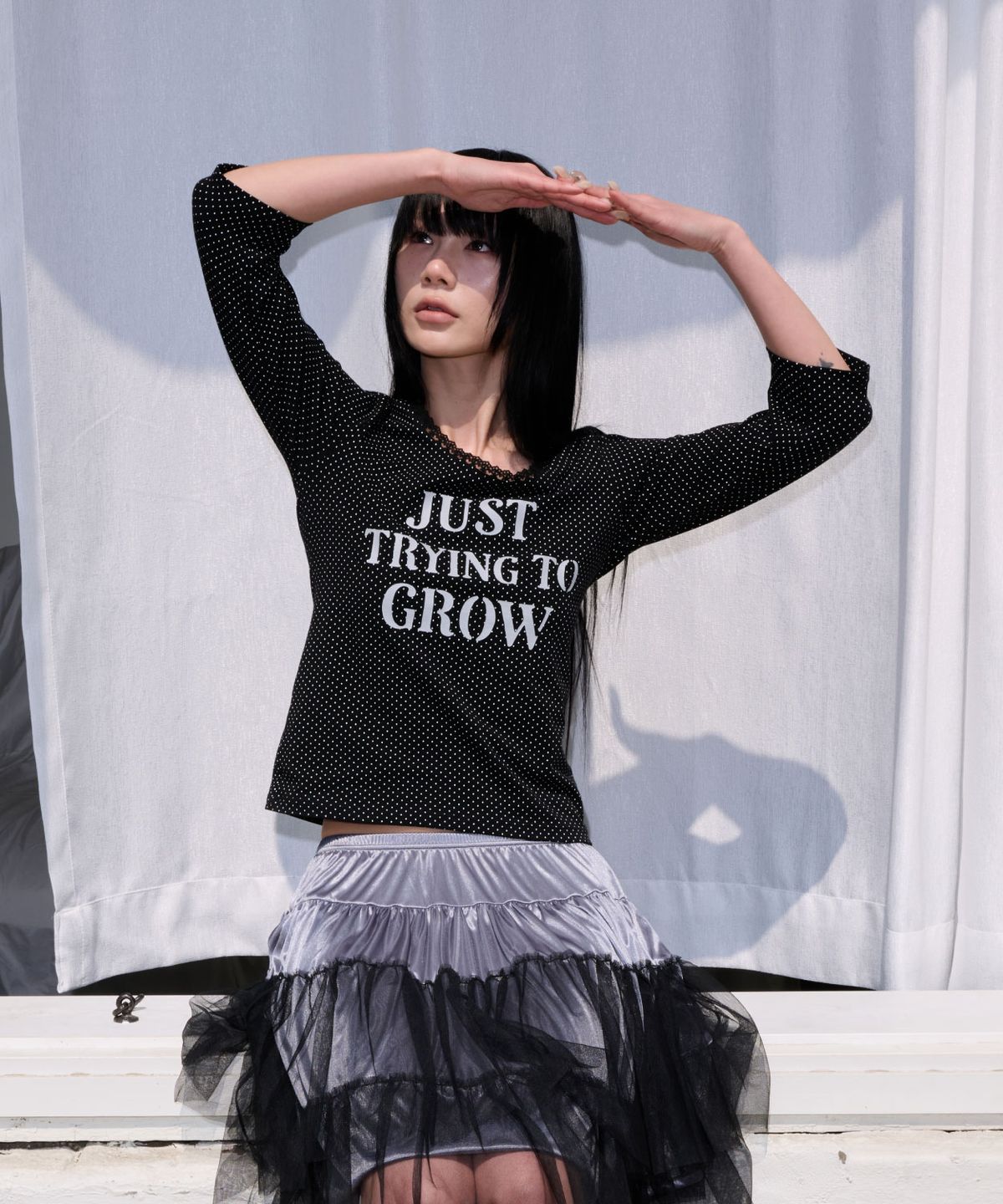 잇자바이브(ITZAVIBE) DOT LACE LETTERING T SHIRT - BLACK