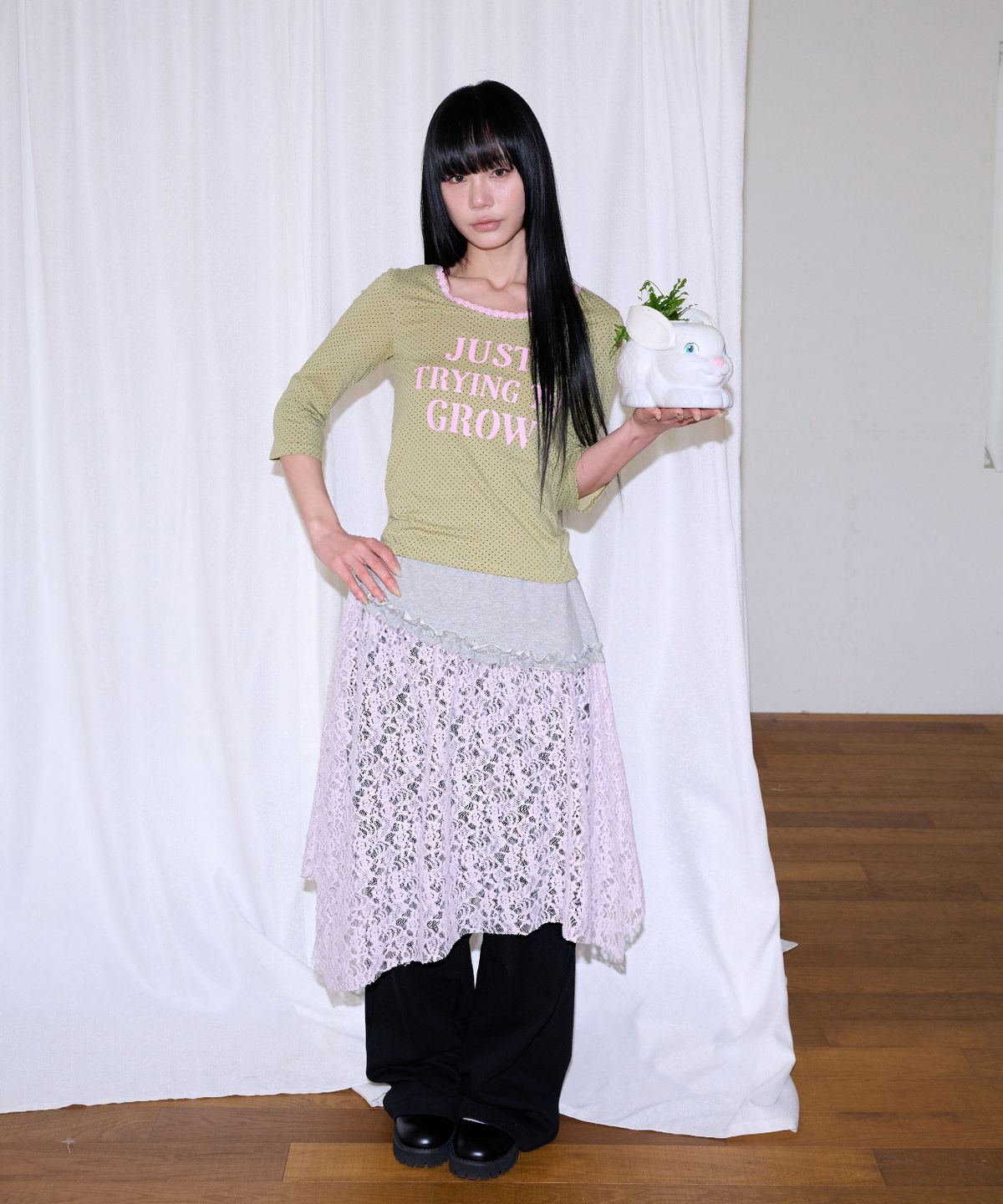 잇자바이브(ITZAVIBE) DOT LACE LETTERING T SHIRT - KHAKI