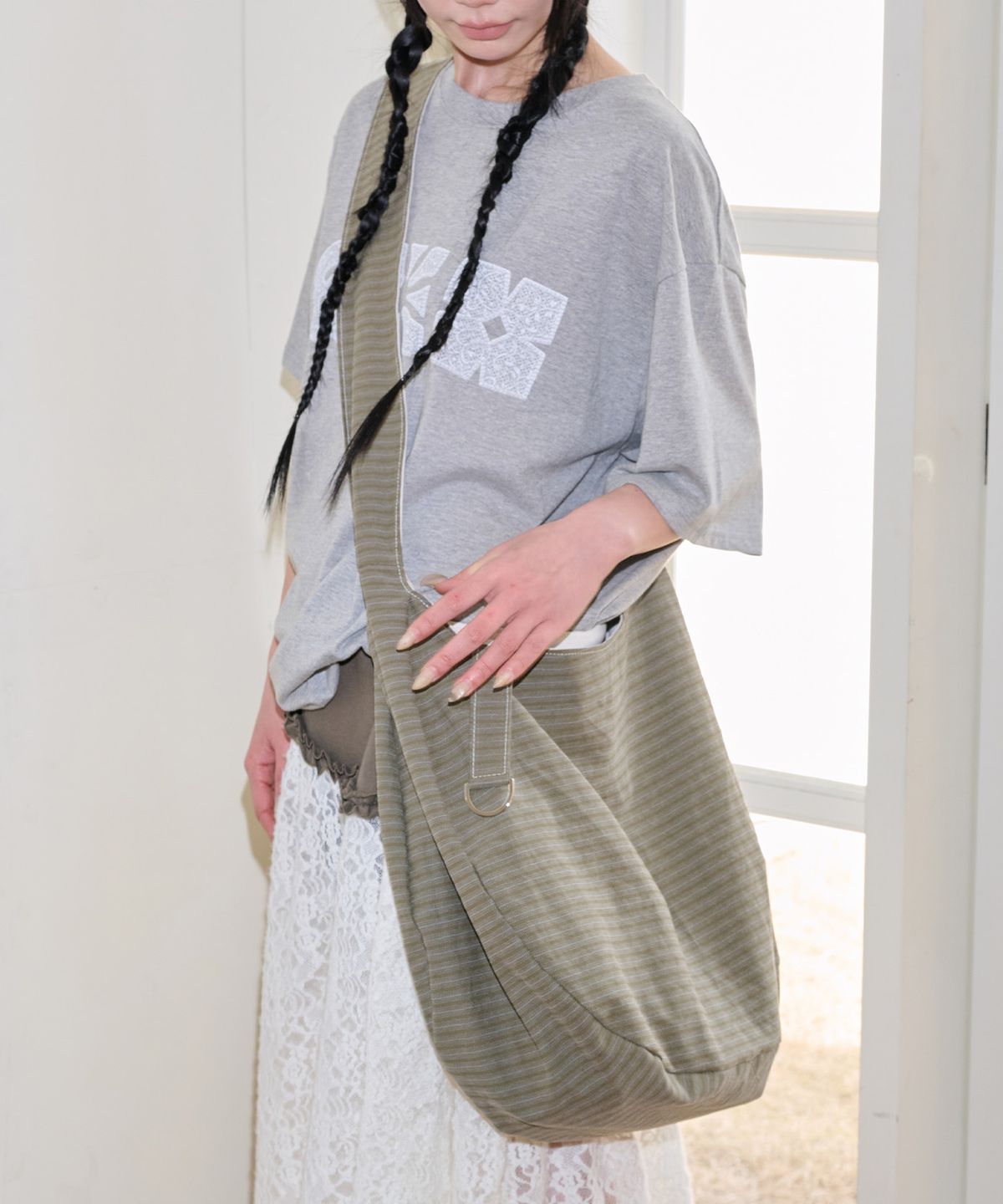 잇자바이브(ITZAVIBE) REVERSIBLE STRIPE BAG - KHAKI