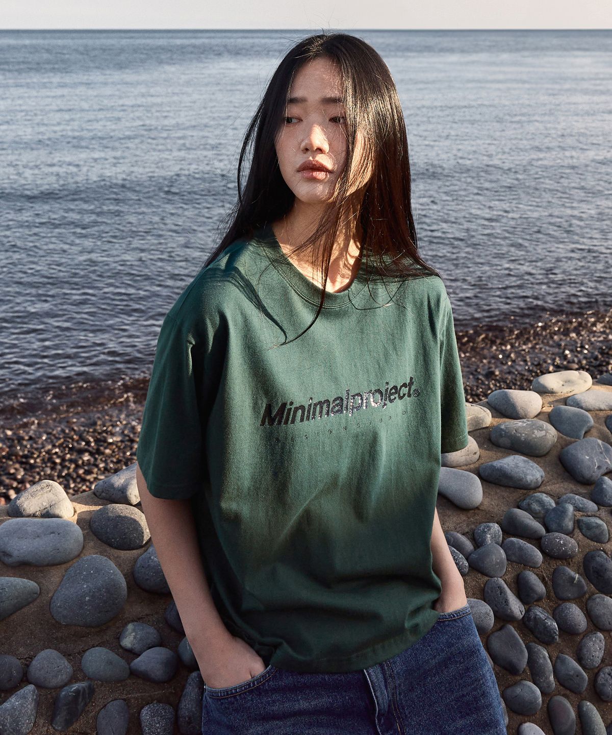 미니멀프로젝트(MINIMALPROJECT) 시그니처 실리콘 로고 크롭 반팔티셔츠 MST160C [GREEN]