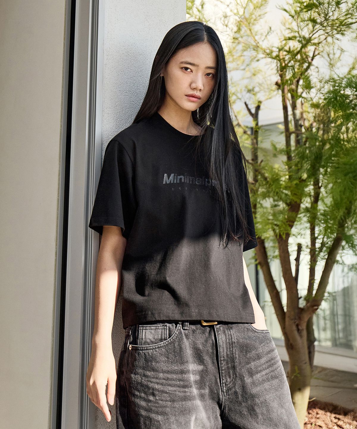 미니멀프로젝트(MINIMALPROJECT) 시그니처 실리콘 로고 크롭 반팔티셔츠 MST160C [BLACK]