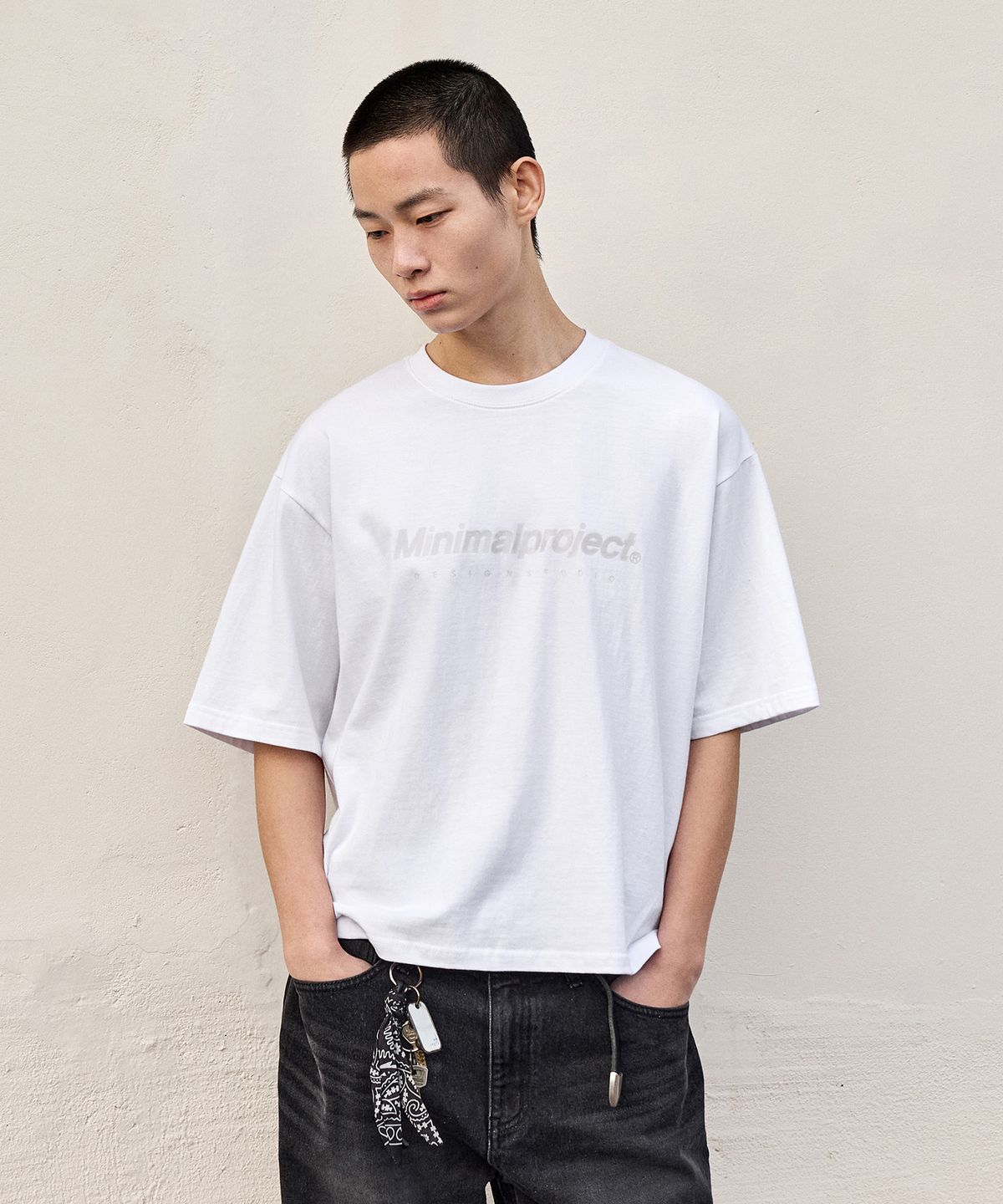 미니멀프로젝트(MINIMALPROJECT) 시그니처 실리콘 로고 크롭 반팔티셔츠 MST160C [WHITE]