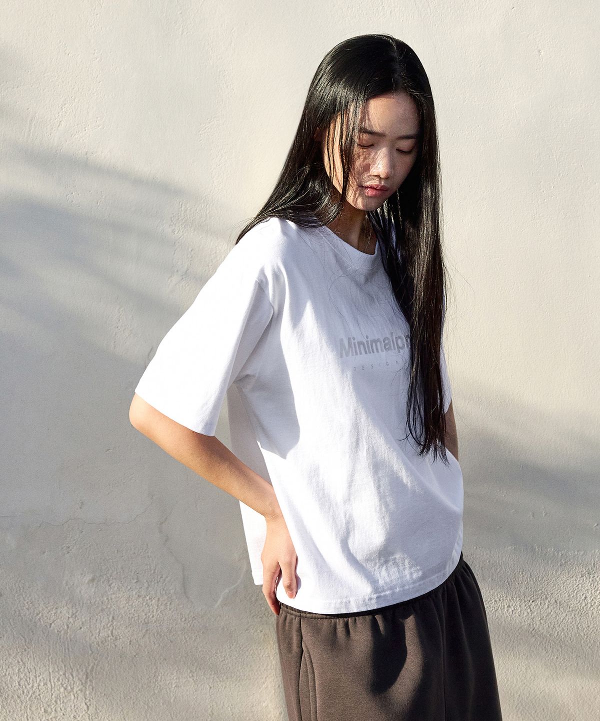 미니멀프로젝트(MINIMALPROJECT) 시그니처 실리콘 로고 크롭 반팔티셔츠 MST160C [WHITE]