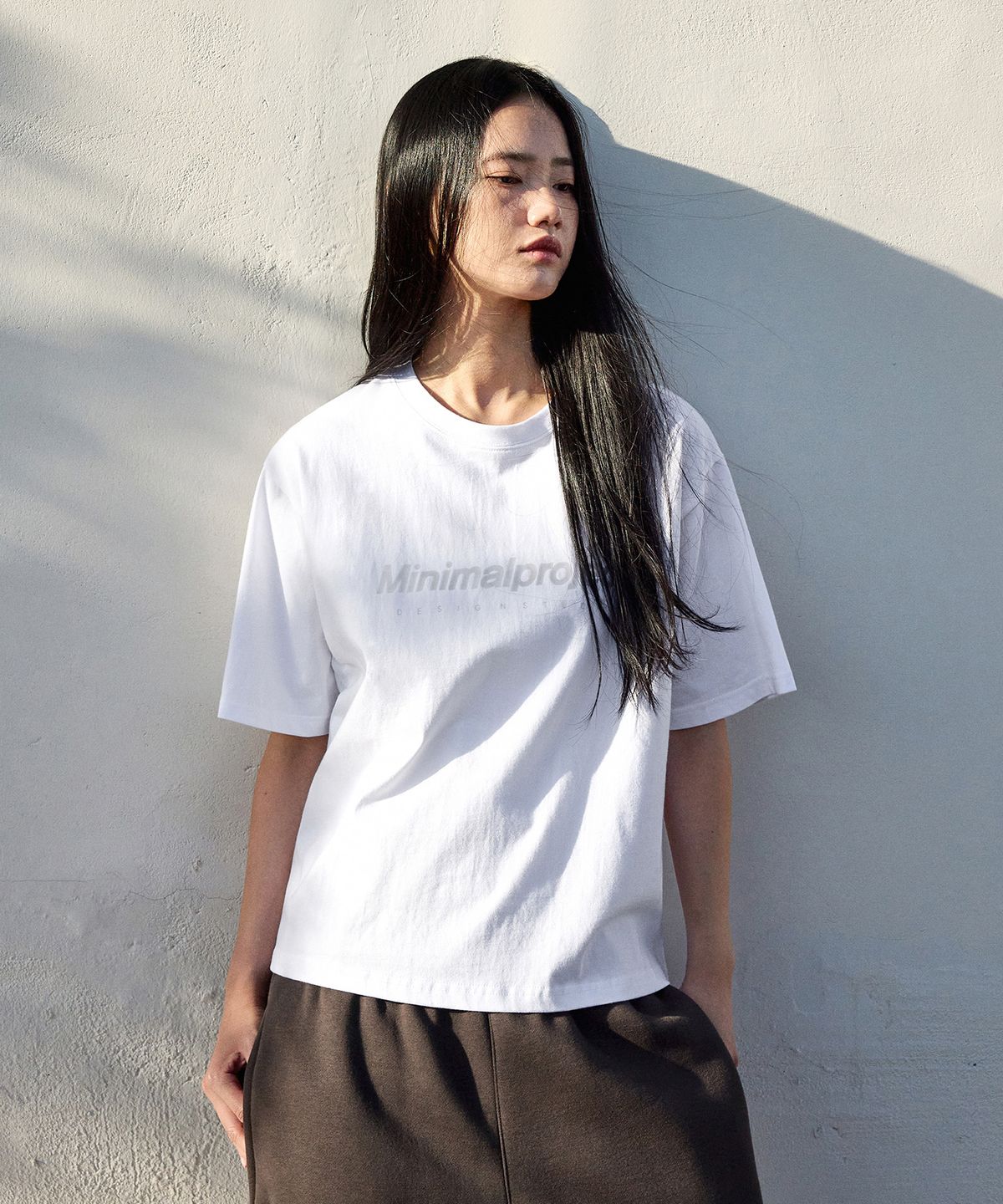 미니멀프로젝트(MINIMALPROJECT) 시그니처 실리콘 로고 크롭 반팔티셔츠 MST160C [WHITE]