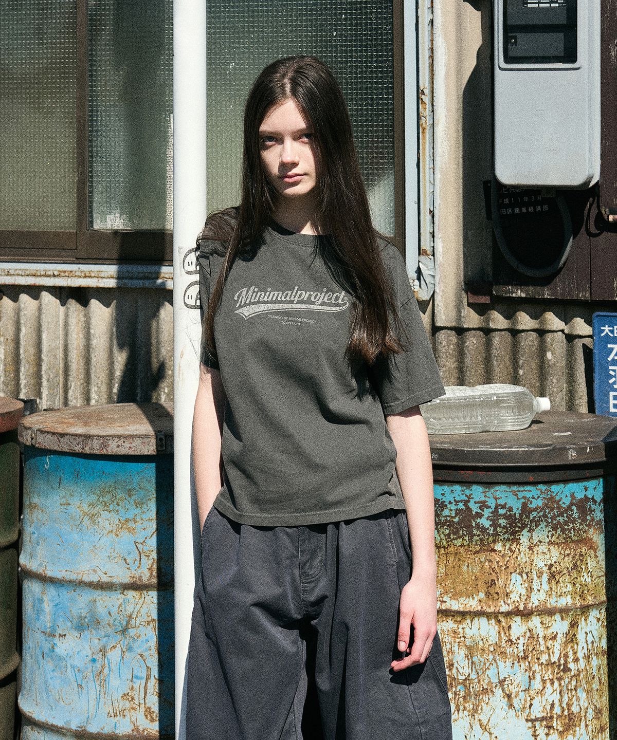 미니멀프로젝트(MINIMALPROJECT) 워시드 드로잉 피그먼트 크롭 반팔 티셔츠 MST188C [DARKGRAY]