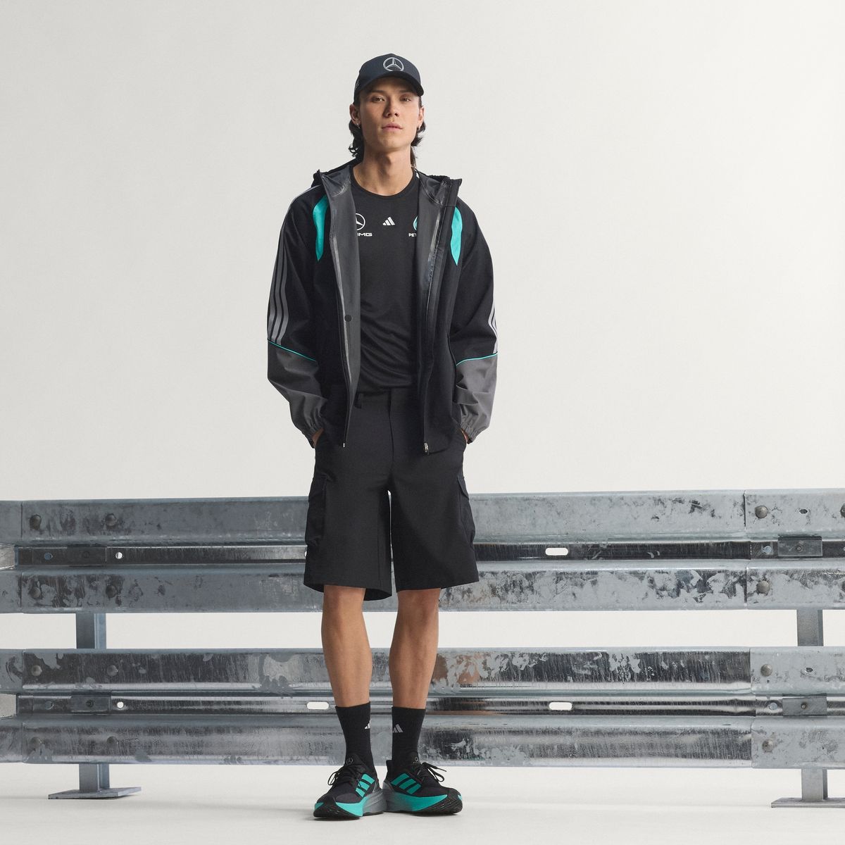 아디다스(ADIDAS) 메르세데스 - AMG 페트로나스 포뮬러 1 팀 메카닉스 레인 재킷 KE5475