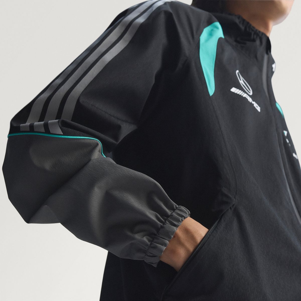 아디다스(ADIDAS) 메르세데스 - AMG 페트로나스 포뮬러 1 팀 메카닉스 레인 재킷 KE5475