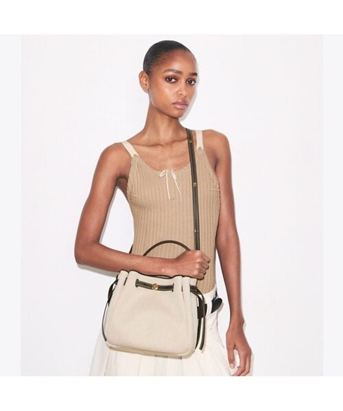 토리버치(TORYBURCH) 로미 캔버스 버킷백 - 더스티 아몬드 / 비앙코 화이트