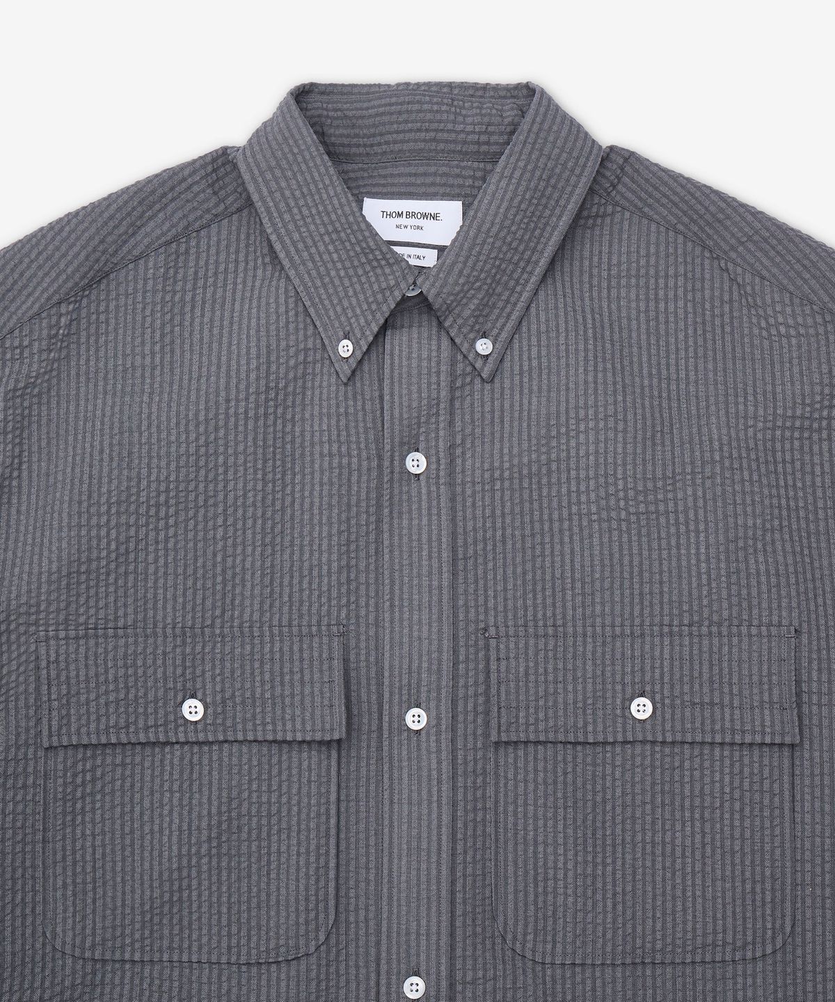 톰 브라운(THOM BROWNE) 플랩 포켓 인 울 시어서커 셔츠 - 라이트 그레이 / MWS329A06455055