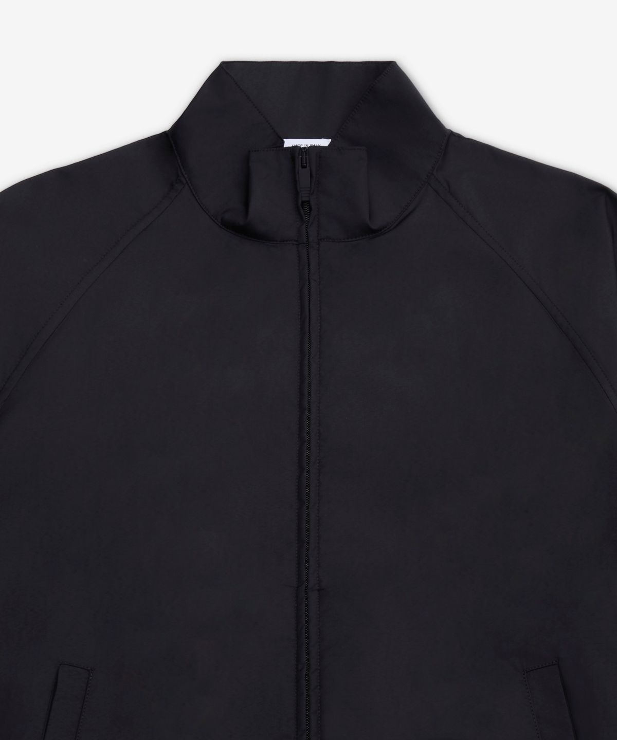 톰 브라운(THOM BROWNE) 샤이니 립스탑 래글런 4-바 트랙 점퍼 - 블랙 / MJU583CF1095001