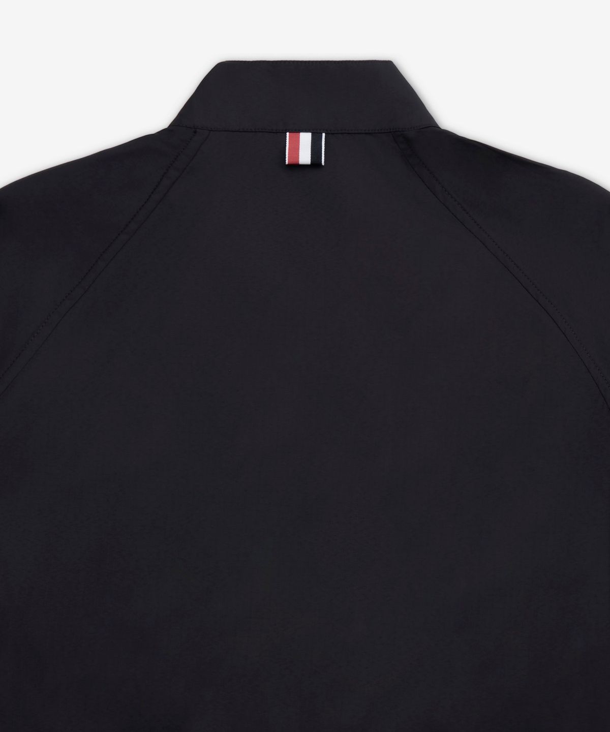 톰 브라운(THOM BROWNE) 샤이니 립스탑 래글런 4-바 트랙 점퍼 - 블랙 / MJU583CF1095001