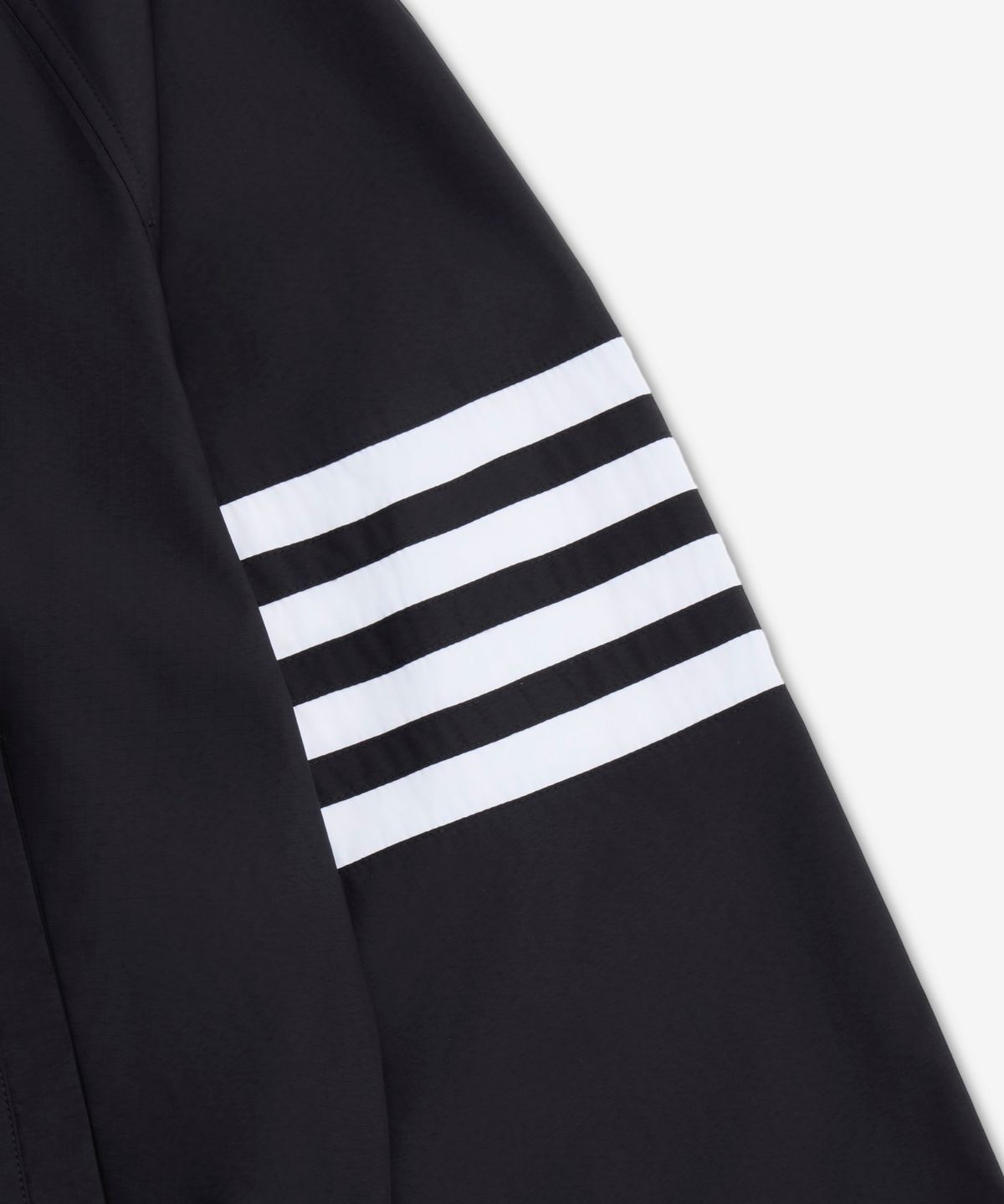톰 브라운(THOM BROWNE) 샤이니 립스탑 래글런 4-바 트랙 점퍼 - 블랙 / MJU583CF1095001